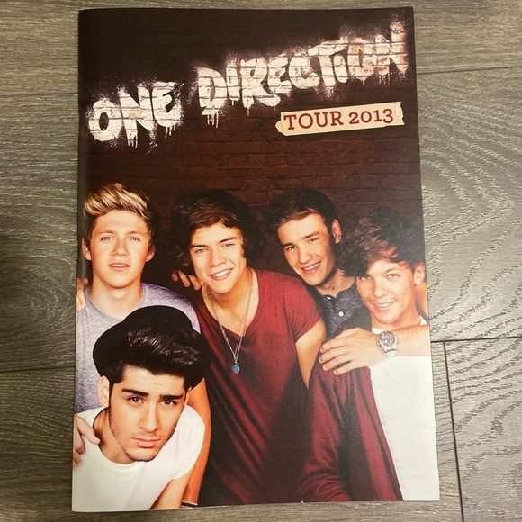 One Direction Tour Program 2013 - Picture 2 of 4